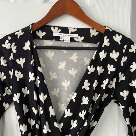 Diane Von Furstenberg “1974” wrap dress, black with white, size 2 - Picture 9 of 9